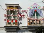 Balcones decorados con motivo de la Feria de Abril.