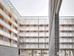 El patio-plaza del proyecto de vivienda social de Peris + Toral Arquitectos en Cornell&agrave; de Llobregat (Barcelona).