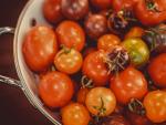 En el supermercado tienes numerosas salsas de tomate, pero todas te resultar&aacute;n m&aacute;s caras y de peor calidad que hacer t&uacute; mismo en casa una salsa de tomate natural.
