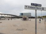 La plaza de los Pa&iuml;sos Catalans con el pavimento da&ntilde;ado, llena de grafitis y sin vegetaci&oacute;n.