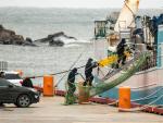 Trabajadores canadienses abordan el pesquero espa&ntilde;ol Playa de Mendui&ntilde;a 2 para buscar el cuerpo de uno de los tripulantes fallecidos del Villa de Pitanxo en el puerto de San Juan de Terranova (Canad&aacute;).