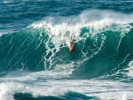 Toni Laureano surfea una de las olas grandes del Coru&ntilde;a Big Waves