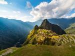 Machu Picchu iluminado por la luz c&aacute;lida del atardecer.