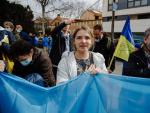 Una mujer canta el himno de Ucrania en una concentraci&oacute;n ante la embajada rusa en Madrid el 24 de febrero de 2022, en Madrid (Espa&ntilde;a).