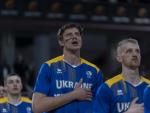 Los jugadores de la selecci&oacute;n ucraniana de baloncesto interpretando el himno antes del choque ante Espa&ntilde;a