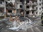 Un bombero comprueba el estado en que ha quedado un edificio residencial, en Kiev (Ucrania) tras ser atacado por tropas rusas.