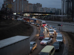 Los conductores que trataban de salir de Kiev (Ucrania) el 24 de febrero generaron un atasco.