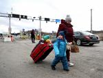 Una mujer cruza la frontera con su hijo en Medyka, en la frontera de Polonia con Ucrania