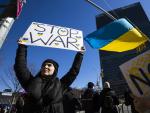 Manifestantes contra la intervenci&oacute;n militar de Rusia en Ucrania, frente a la sede de Naciones Unidas, en Nueva York.