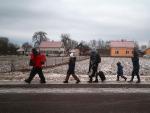 Ciudadanos ucranianos huyen de la guerra en su pa&iacute;s por el paso fronterizo de Korczowa, en Polonia.