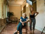 La ex alcaldesa de Madrid Manuela Carmena y Laura Hojman, directora de 'A las mujeres de Espa&ntilde;a. Mar&iacute;a Lejarraga'.