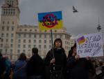 Varias personas sostienen pancartas durante una concentraci&oacute;n para reclamar el alto al fuego y la retirada de las tropas rusas de Ucrania, en la plaza Catalu&ntilde;a, a 2 de marzo de 2022, en Barcelona.