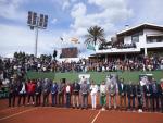 Foto de familia durante el homenaje a Manolo Santana en La ronda clasificatoria de la Copa Davis entre Espa&ntilde;a y Rumania