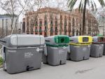 Nuevos contenedores, m&aacute;s bajos para mejorar la visibilidad de los peatones, en Barcelona.