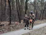 Un soldado ayuda a caminar a una anciana bajo el bombardeo en Irpin (Ucrania).