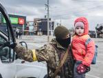 Un soldado ucraniano evacua a un ni&ntilde;o, a 7 de marzo de 2022, en Irpin (Ucrania).