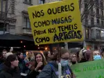 Pancartas y c&aacute;nticos por los derechos de la mujer en la manifestaci&oacute;n del 8M en Barcelona