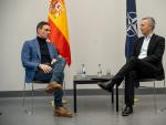 Pedro Sánchez conversa con el secretario general de la OTAN, Jens Stoltenberg.