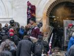 Police defend Capitol building against Pro-Trump protesters by using papper spray. Illegal invasion of Capitol building produced four death of protesters, 50 police officers were wounded and lots of property damaged.