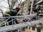 Los equipos de bomberos de Kiev trabajan a contrarreloj en la evacuaci&oacute;n de supervivientes tras un bombardeo ruso en un edificio residencial del barrio de Oblonsky, el 14 de marzo de 2022.