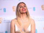 London (United Kingdom), 13/03/2022.- Sienna Miller poses in the press room during the 75th BAFTA Film Awards at the Royal Albert Hall in London, Britain, 13 March 2022. The ceremony is hosted by the British Academy of Film and Television Arts (BAFTA). (Reino Unido, Londres) EFE/EPA/NEIL HALL BRITAIN BAFTA AWARDS 2022