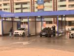 Madrile&ntilde;os lavan sus coches tras el episodio de calima