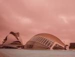 La Ciudad de las Artes y las Ciencias de Valencia con el cielo cubierto de una densa capa de polvo en suspensi&oacute;n.