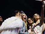 La representante de Polonia, Karolina Bielawska (c), celebra el t&iacute;tulo de Miss Mundo 2021 junto a representantes de otros pa&iacute;ses.