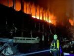 Centro comercial de Kiev en llamas tras un ataque ruso, seg&uacute;n una imagen distribuida por los servicios de emergencias de Ucrania.