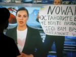Una mujer observa la escena que protagoniz&oacute; una periodista del Canal 1 de la televisi&oacute;n rusa al irrumpir en la emisi&oacute;n en directo del informativo con un cartel contra la guerra en Ucrania.