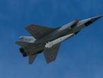 Un avi&oacute;n MiG-31K transporta un misil hipers&oacute;nico ruso 'Kinzhal'.