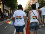 Archivo - Arxiu - Dos xiques participen en una manifestaci&oacute; convocada pel Dia Internacional de l'Orgull LGTBI