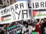 Un grupo de personas participa con pancartas y banderas en una manifestaci&oacute;n contra la violaci&oacute;n de derechos en el S&aacute;hara Occidental, a 13 de noviembre de 2021, en Madrid, (Espa&ntilde;a). Convocada por la Coordinadora de Asociaciones Solidarias con el Sahara (CEAS-Sahara), colectivos de la sociedad y asociaciones de la comunidad saharaui en Espa&ntilde;a, el objetivo de esta protesta es denunciar el 46&ordm; aniversario de los &ldquo;Acuerdos Tripartitos de Madrid&rdquo; y exigir la intervenci&oacute;n internacional para poner fin a la escalada de violaciones de derechos humanos en las zonas ocupadas del Sahara Occidental por parte de Marruecos. 13 NOVIEMBRE 2021;SAHARAUI;MANIFESTACION;MADRID Carlos Luj&aacute;n / Europa Press (Foto de ARCHIVO) 13/11/2021