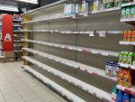 Los estantes de un supermercado zaragozano, vac&iacute;os de leche por los problemas de abastecimiento.
