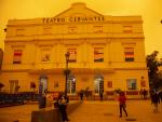 Vista del Teatro Cervantes donde se celebra la XXV edici&oacute;n del Festival de Cine de M&aacute;laga y que esta tarde se ha visto cubierto por el efecto de la calima.