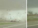 Una furgoneta sale conduciendo de un tornado en Texas.