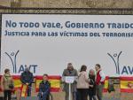 Un portavoz de la AVT da paso a la intervenci&oacute;n de algunas v&iacute;ctimas de terrorismo, en una manifestaci&oacute;n en la Plaza de Col&oacute;n, Madrid.