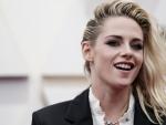 Kristen Stewart se salta el protocolo de vestimenta de los Premios Oscar 2022 al lucir uno de sus looks m&aacute;s arriesgados