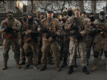 Una veintena de combatientes voluntarios bielorrusos en un v&iacute;deo en el que anuncian su partida hacia Mariupol, en el sur de Ucrania.