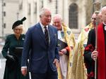 El pr&iacute;ncipe Carlos, seguido de su esposa, Camila, accede a la abad&iacute;a de Westminster donde se celebra el homenaje por su padre, el duque de Edimburgo.