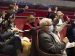 El alcalde, Joan Ribó, y los concejales de Compromís y PSOE votan en el pleno.