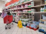 Varias personas compran leche en un supermercado de Madrid, en una imagen de archivo. EFE/ Fernando Villar