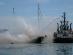 Una embarcación de recreo ha sufrido un incendio cuando se encontraba en el puerto de Valencia.