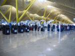 Varias personas hacen cola en el aeropuerto Adolfo Su&aacute;rez, Madrid-Barajas en una imagen de archivo.
