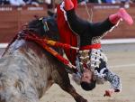 El diestro Emilio de Justo es cogido por el toro durante la corrida del Domingo de Ramos, en Las Ventas de Madrid.