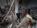 Un hombre camina por una biblioteca bombardeada en la ciudad de Chern&iacute;gov.