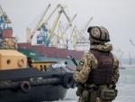 Un soldado ucraniano en el puerto de Mari&uacute;pol.