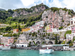 La Costa Amalfitana permite disfrutar de espectaculares paisajes junto al mar.