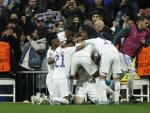 Los jugadores del Madrid, tras el gol decisivo de Benzema en la prorroga.