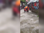 Una persona es rescatada durante las inundaciones causadas por la tormenta tropical Megi en Filipinas.